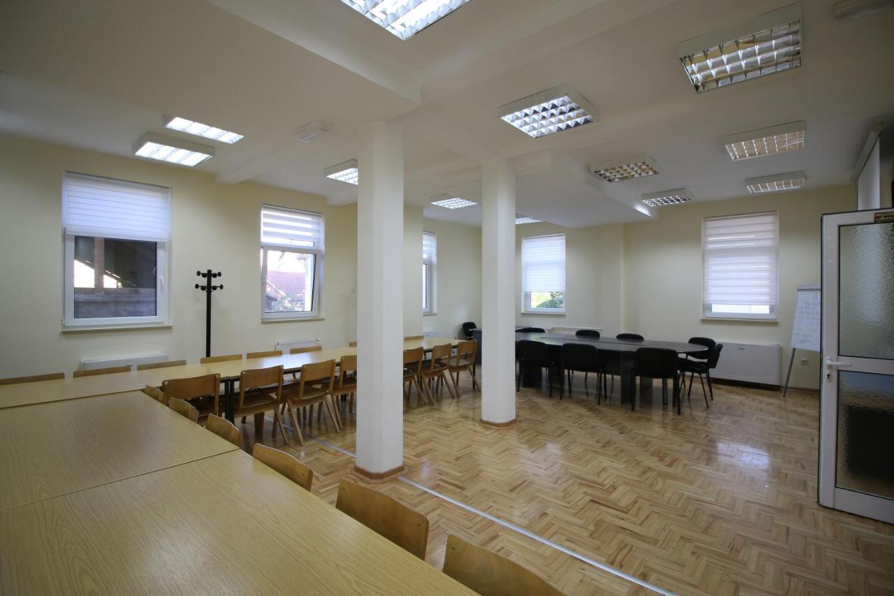 Hostel Teresianum อเล็คซิแนค ภายนอก รูปภาพ