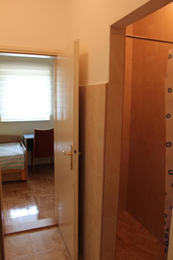 Hostel Teresianum อเล็คซิแนค ภายนอก รูปภาพ